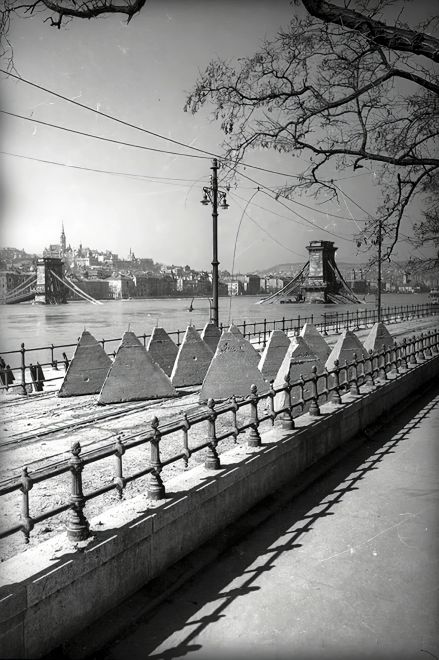1945 destroyed Chain Bridge and barriers on the route of tram 2