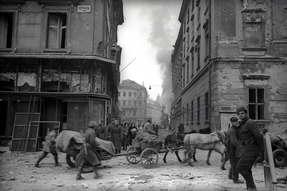 1945 downtown Budapest (Szervita Square) Fortepan