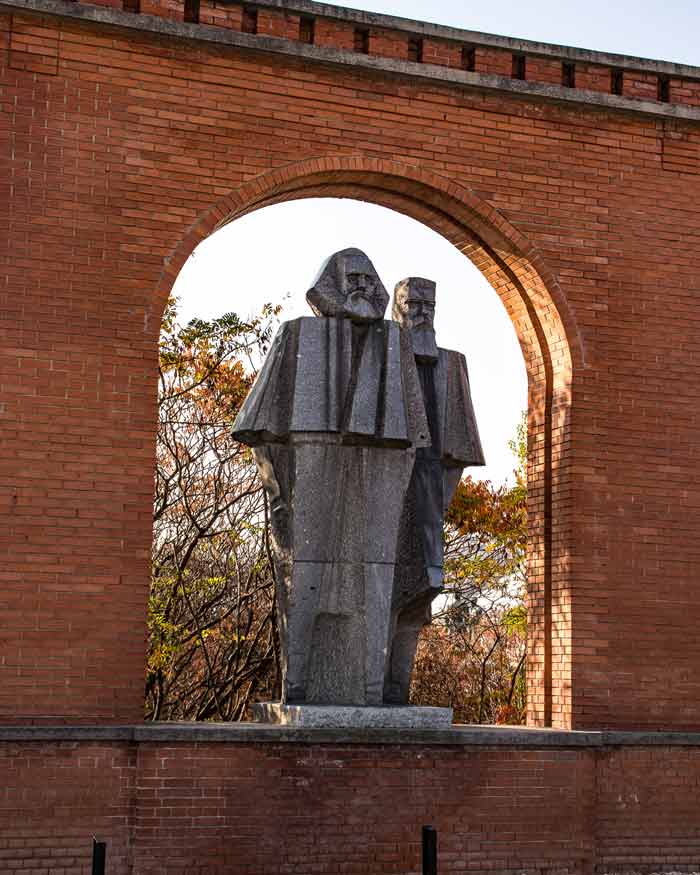 Memento-Park-entrance-statues-of-Marx-and-Engels